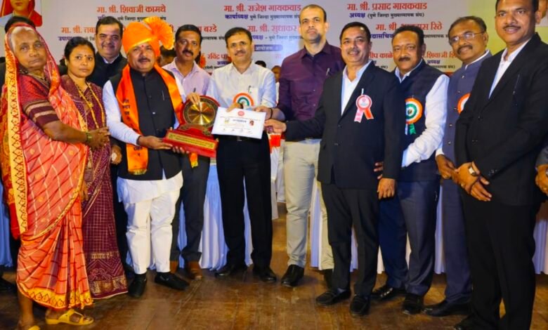 सुनील गायकवाड यांचा सन्मान करतांना उपस्थितीत मान्यवर