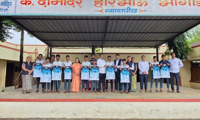 Prashant Dada Bhagwat Sport Foundation distributes T-shirts to Pragati Vidyamandir players